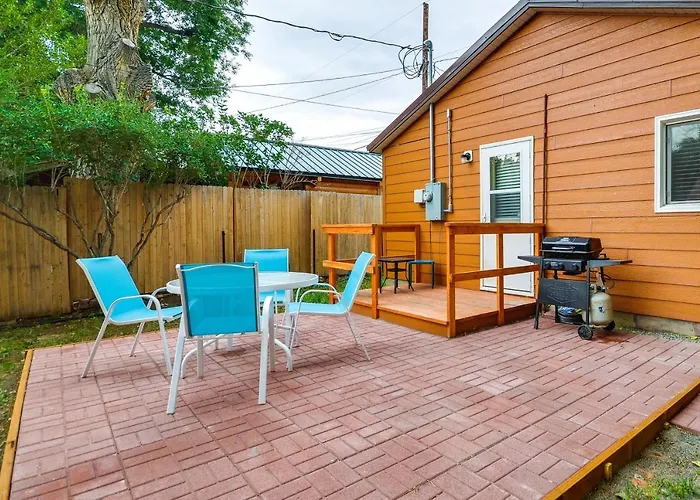 Quaint Cody Cottage With Grill Walk To Downtown!